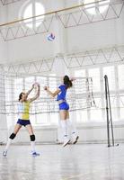 Mädchen spielen Volleyball Indoor-Spiel foto