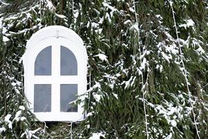 Weihnachtsbaum und Fenster. weihnachts- und neujahrskonzept. foto