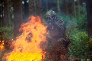 soldat in aktion, der auf waffenlaservisieroptik abzielt foto