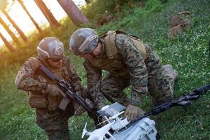 Soldatentrupps verwenden Drohnen zum Scouting foto