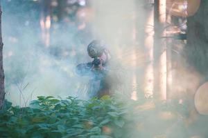 Soldat in Aktion, der auf Laservisieroptik zielt foto