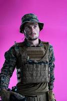 Soldat der modernen Kriegsführung rosafarbener Hintergrund foto