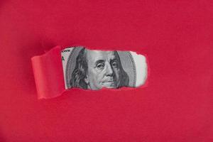 einem roten Hintergrund, unter dem das Porträt eines Fünfzig-Dollar-Scheins hervorschaut. genehmigtes Darlehenskonzept foto