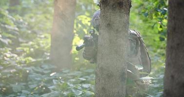 Soldat in Aktion, der auf Laservisieroptik zielt foto