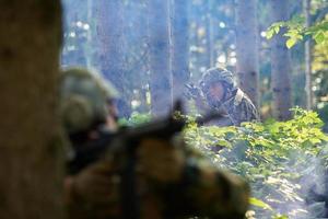 Soldat in Aktion, der auf Laservisieroptik zielt foto