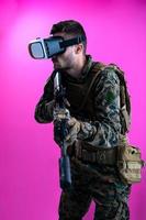 Soldat im Kampf mit einer Virtual-Reality-Brille foto