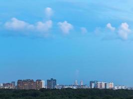 kleine weiße Wolken im blauen Dämmerungshimmel über der Stadt foto