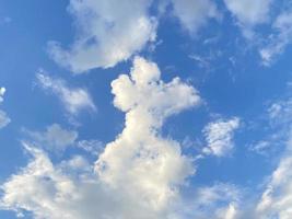 blauer Himmel und weißer Wolkengebildehintergrund foto