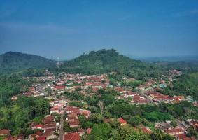 dorfluftaufnahme in blitar, indonesien foto