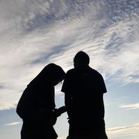 Silhouettenbild auf dem Gipfel des Berges foto