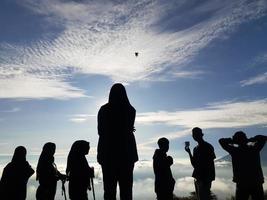 Silhouettenbild auf dem Gipfel des Berges foto