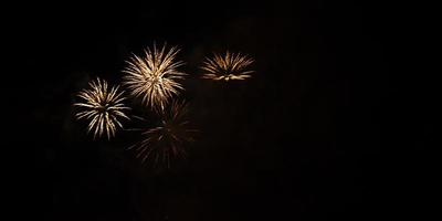 drei Feuerwerke am Nachthimmel. foto