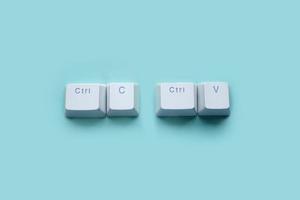 strg c, strg v tastaturtasten, kopieren und einfügen tastenkürzel isoliert auf blauem hintergrund. foto