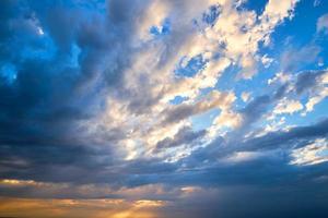 Sonnenaufgang mit hohen Wolken am Pompano Beach Florida foto
