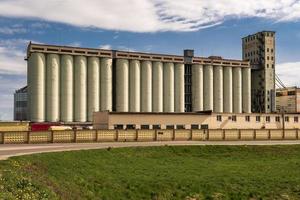 agro silos getreideaufzug mit samenreinigungslinie auf agro-verarbeitungsanlage zur verarbeitung, trocknung, reinigung und lagerung von landwirtschaftlichen produkten, mehl, getreide und getreide. foto