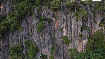 schöne luftaufnahme des berges mit tempel in thailand. foto