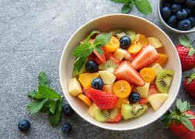 gesunder frischer obstsalat in einer schüssel foto