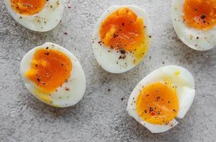 gekochte Eier und Gewürze foto