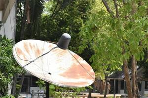 Eine alte C-Band-Satellitenschüssel, die auf dem Berg in abgelegenen Gebieten asiatischer Länder installiert ist, um Fernseh- und Radiosignale von Satellitenstationen in der Stadt zu empfangen. foto