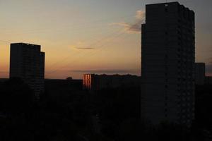 Blick auf die Abendstadt. Abendlandschaft. Ansicht nach Sonnenuntergang. foto