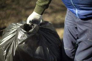 Müllabfuhr im Sack. leute räumen hof auf. foto