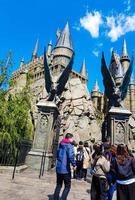 Osaka, Indonesien am 9. April 2019. Touristen stehen Schlange, um Schloss Hogwarts in den Universal Studios Japan zu betreten foto