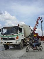 jakarta, indonesien, 2022. dabei wird beton mit einer betonpumpe gegossen, um weit entfernte gießorte zu erreichen. foto