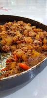 Sambal Bratkartoffeln und Hühnerleber. indonesisches scharfes essen. foto