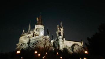 osaka, japan am 8. juli 2019. eine sehr schöne lichtshow bei nacht im schloss hogwarts, die sie sehen müssen und müssen, wenn sie die universal studios japan besuchen. foto