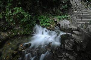 kleiner fließender wasserfall in taiwan foto