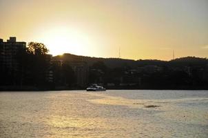 eine Fähre im Brisbane River bei Sonnenuntergang foto