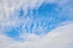 Textur von Federwolken am blauen Himmel. foto