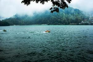 natürliches Panorama des Sarangan-Sees. magetan, ost java - indonesien foto