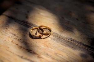 ein goldener Ring zur Hochzeit foto