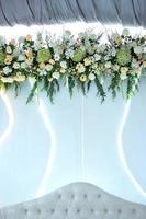Hochzeitsdekorationen. Hochzeitskulisse mit Blumen und indonesischen Hochzeitsdekorationen. foto