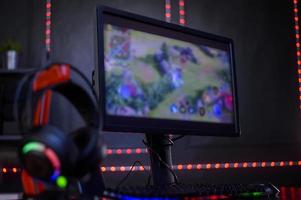 hintergrund des monitorcomputers mit online-game-streaming-desktop foto