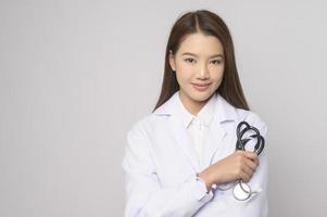 Porträt einer selbstbewussten Ärztin auf weißem Hintergrund Konzept für Studio, Gesundheitswesen und Medizintechnik. foto