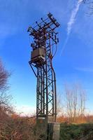 elektrische antenne und kommunikationssender turm in einer nordeuropäischen landschaft vor blauem himmel foto