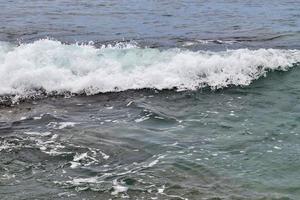 Atemberaubende Wellen des Indischen Ozeans an den Stränden der paradiesischen Insel Seychellen