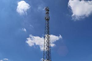 elektrische antenne und kommunikationssender turm in einer nordeuropäischen landschaft vor blauem himmel foto