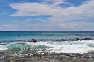 Atemberaubende Wellen des Indischen Ozeans an den Stränden der paradiesischen Insel Seychellen foto