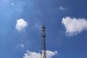 elektrische antenne und kommunikationssender turm in einer nordeuropäischen landschaft vor blauem himmel foto