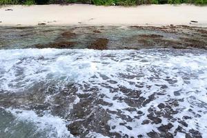 Atemberaubende Wellen des Indischen Ozeans an den Stränden der paradiesischen Insel Seychellen foto