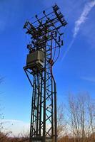 elektrische antenne und kommunikationssender turm in einer nordeuropäischen landschaft vor blauem himmel foto