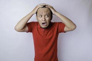 männliches muster haarausfall problem konzept. junger asiatischer Mann besorgt über Glatzenbildung. Haarausfall, Alopezie bei Männern. foto