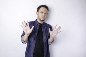 junger asiatischer Mann isoliert auf weißem Hintergrund Gesicht von Fingern bedeckt verängstigt und nervös. foto