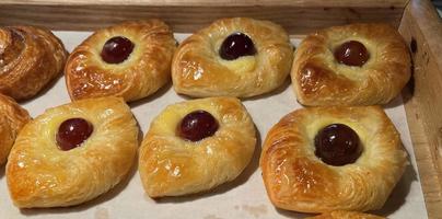 frisch gebackenes Plundergebäck mit Aprikosenmarmelade Fruchtgelee super lecker warmes frisches Buttergebäck mit Aprikose und Pfirsich foto