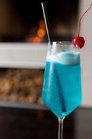 Blauer Cocktail mit Kamin foto