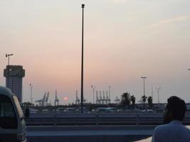 jeddah, saudi-arabien, sep 2022 - schöne aussicht auf sonnenuntergang und fahrzeuge auf der straße von balad, jeddah. Balad ist das wichtigste Handelszentrum von Jeddah, Saudi-Arabien. foto