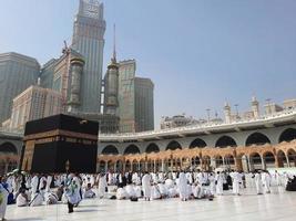 mekka, saudi-arabien, sep 2022 - pilger aus aller welt führen tawaf in masjid al haram in mekka durch. foto